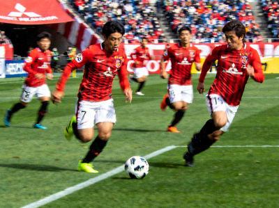 浦和红钻俱乐部球员在比赛中组织进攻的画面